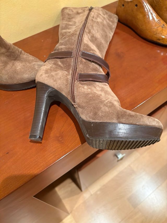 Botas altas de ante elegantes