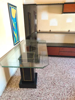 Mesa de comedor de cristal y madera estanterías
