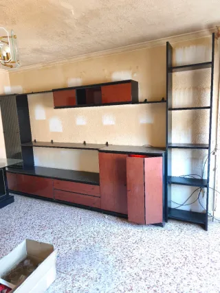 Mesa de comedor de cristal y madera estanterías