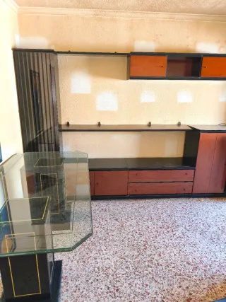 Mesa de comedor de cristal y madera estanterías