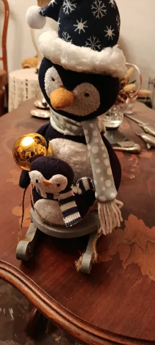 Muñeco pingüino con trineo y adorno