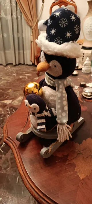 Muñeco pingüino con trineo y adorno