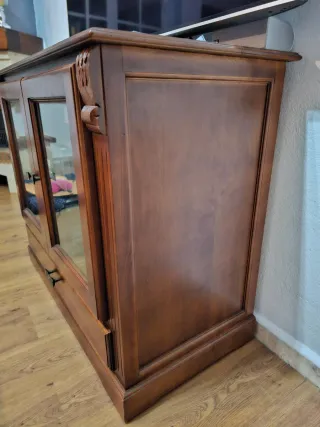 Mesa TV madera clásica con puertas de cristal