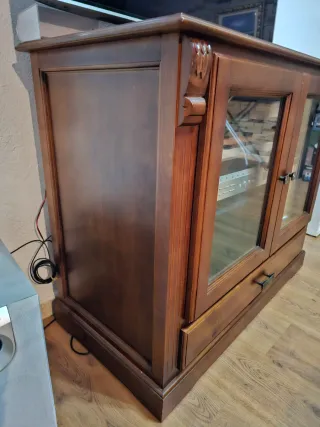 Mesa TV madera clásica con puertas de cristal