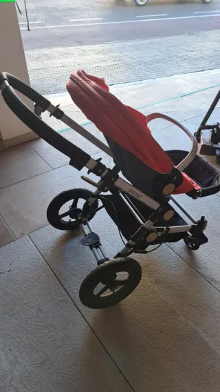 Cochecito de bebé rojo