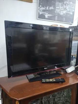 Televisor LG Negro con su Mando