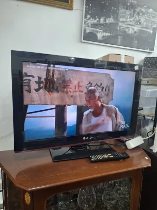 Televisor LG Negro con su Mando