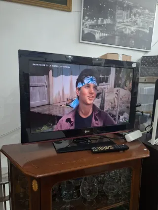 Televisor LG Negro con su Mando