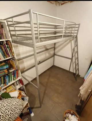 Cama alta metálica Ikea