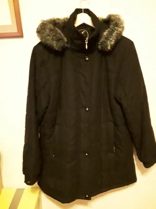 Abrigo Longbeach Negro con Capucha