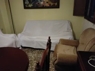 Se regalan Mesa redonda madera y 4 sillas + 2 sofá