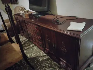 Se regalan Mesa redonda madera y 4 sillas, 2 sofá