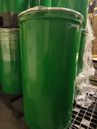 Bidones de chapa verde