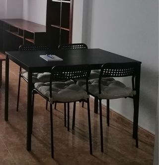 Mesa comedor negra con 4 sillas