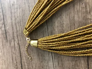 Collar y pendientes dorado multicapas