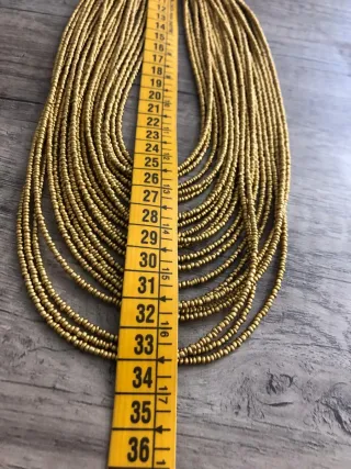 Collar y pendientes dorado multicapas