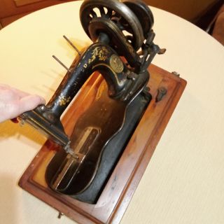 Máquina de coser antigua de mesa.
