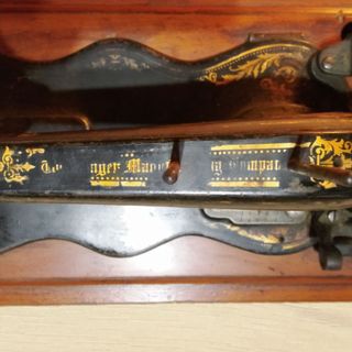 Máquina de coser antigua de mesa.