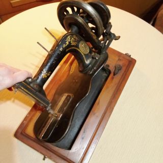 Máquina de coser antigua de mesa.