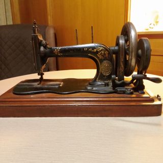 Máquina de coser antigua de mesa.