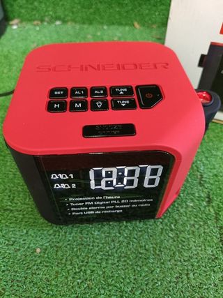 Radio Despertador Proyector Schneider Luna Rojo