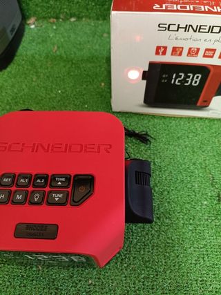 Radio Despertador Proyector Schneider Luna Rojo