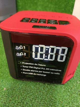 Radio Despertador Proyector Schneider Luna Rojo