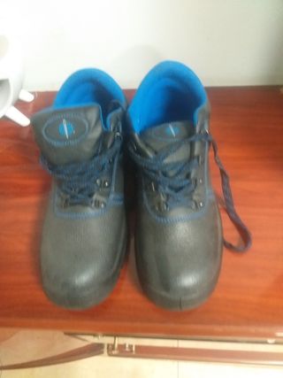 Botas de seguridad negras y azules