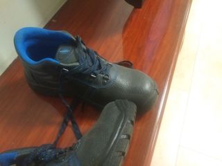 Botas de seguridad negras y azules