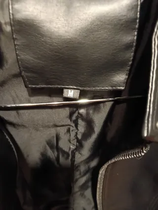 Cazadora efecto piel negra