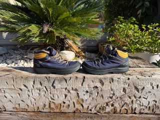 Botas montaña y nieve Quechua azul y amarillo