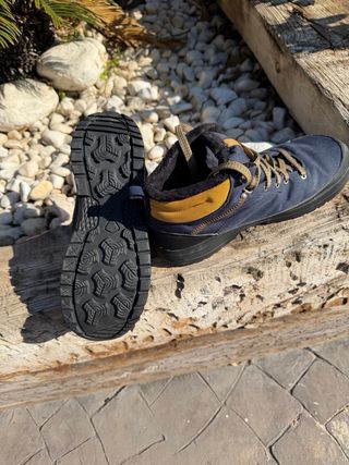 Botas montaña y nieve Quechua azul y amarillo