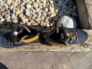 Botas montaña y nieve Quechua azul y amarillo