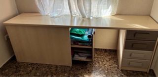 Escritorio de madera beige y marrón