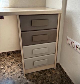 Escritorio de madera beige y marrón