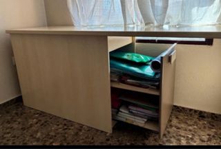 Escritorio de madera beige y marrón