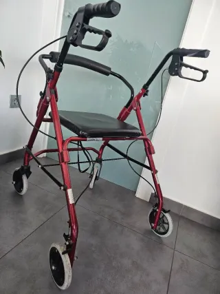 Andador con asiento y ruedas