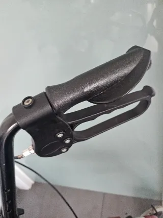 Andador con asiento y ruedas