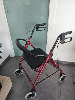 Andador con asiento y ruedas