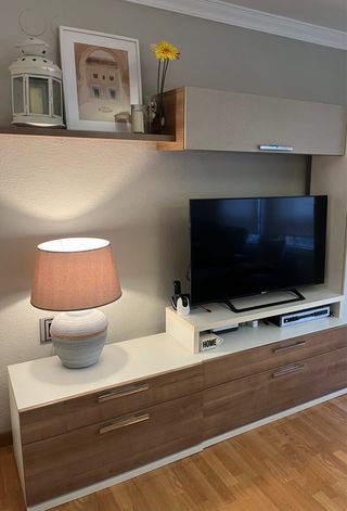 Mueble TV madera y blanco
