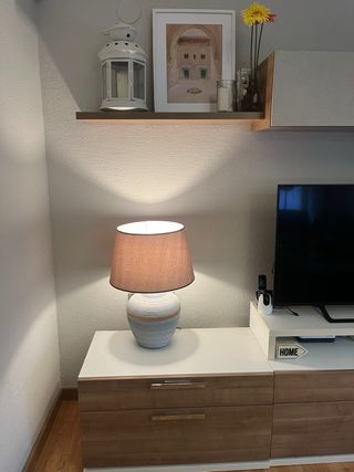 Mueble TV madera y blanco