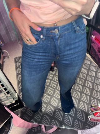 Pantalón flare con contraste