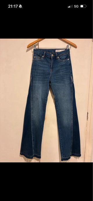 Pantalón flare con contraste