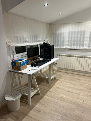 Mesa escritorio con caballetes de ikea.