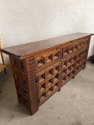 Aparador de madera maciza tallada