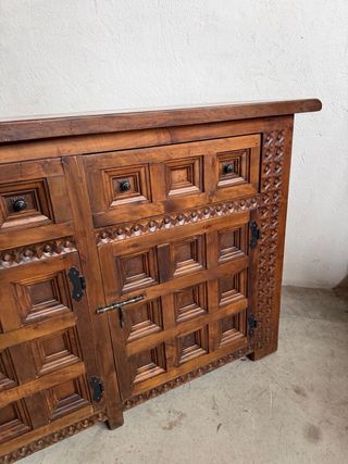 Aparador de madera maciza tallada