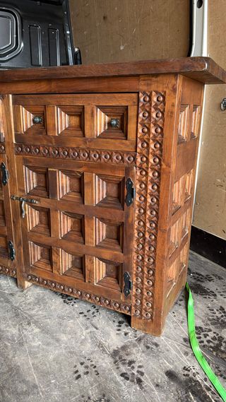 Aparador de madera maciza tallada