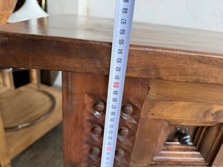 Aparador de madera maciza tallada