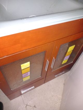 Mueble de cocina madera y cristal.