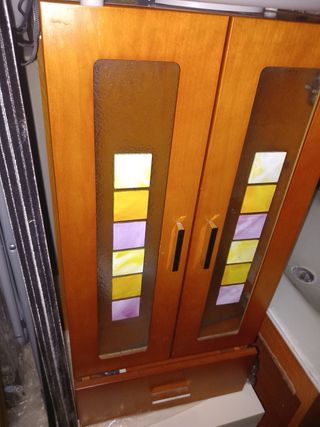 Mueble de cocina madera y cristal.